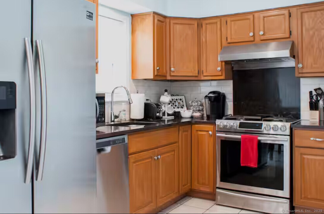 114 Brentwood Ave in Fairfield, CT - Building Photo