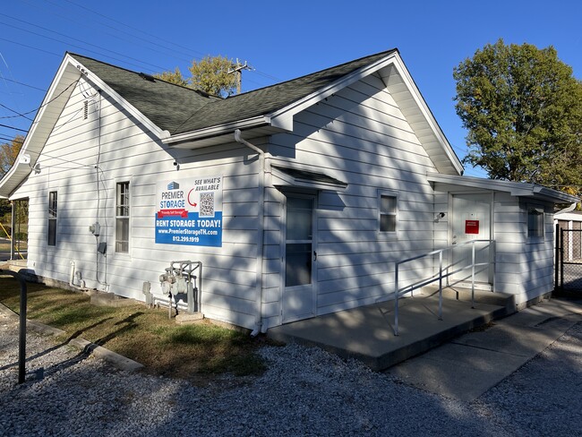 1601 E Springhill Dr in Terre Haute, IN - Foto de edificio - Building Photo