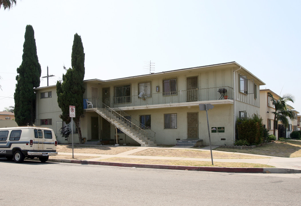 10214 Woodworth Ave in Inglewood, CA - Building Photo