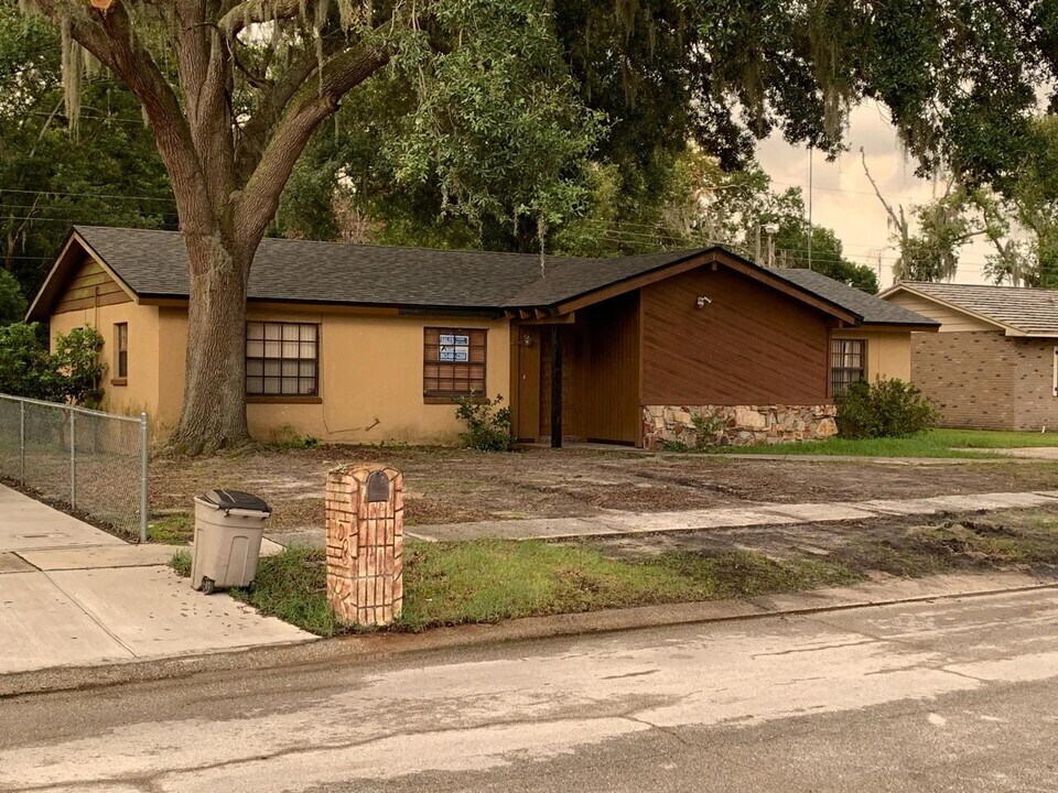 709 Ponderosa Dr E in Lakeland, FL - Building Photo