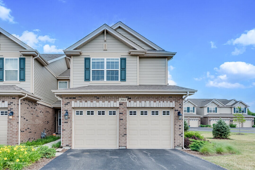 2064 Canyon Creek Ct in Aurora, IL - Foto de edificio