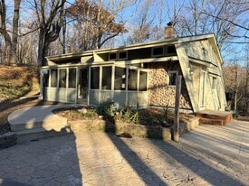 N8530 Ski Slide Rd in Ixonia, WI - Building Photo