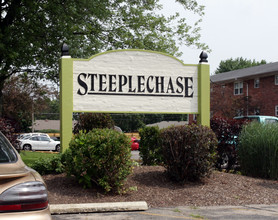 Steeplechase Apartments in Anderson, IN - Foto de edificio - Building Photo