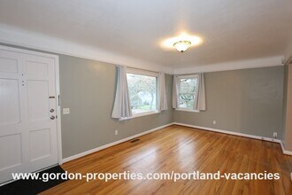 4009 SE Flavel St in Portland, OR - Building Photo - Building Photo