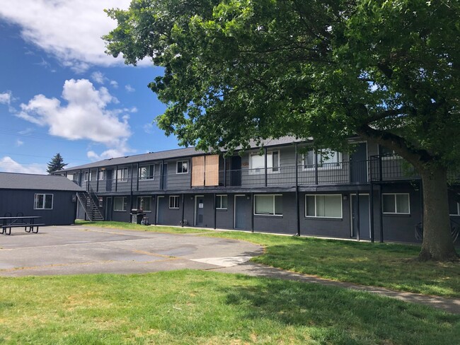 Bridgewood Estates Apartments in Lakewood, WA - Building Photo - Building Photo