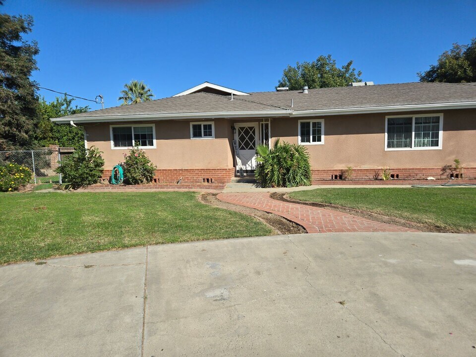 13582 Grangeville Blvd in Hanford, CA - Building Photo