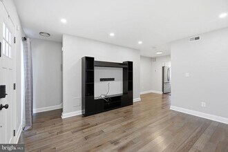 422 Burbank St SE in Washington, DC - Building Photo - Building Photo