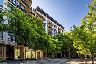 333 Sherbrooke Rue E in Montréal, QC - Building Photo - Building Photo