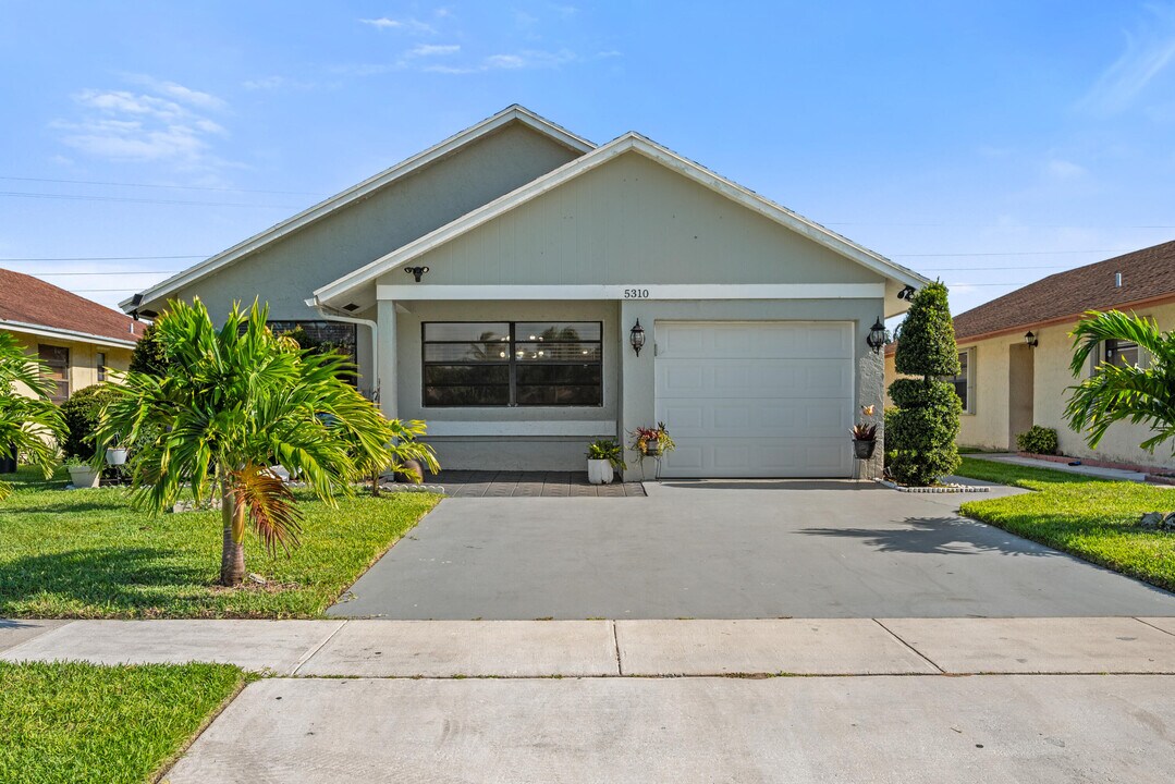 5310 Kim Ct in West Palm Beach, FL - Building Photo