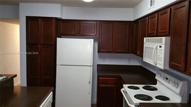 7640 Westwood Dr in Tamarac, FL - Building Photo - Building Photo