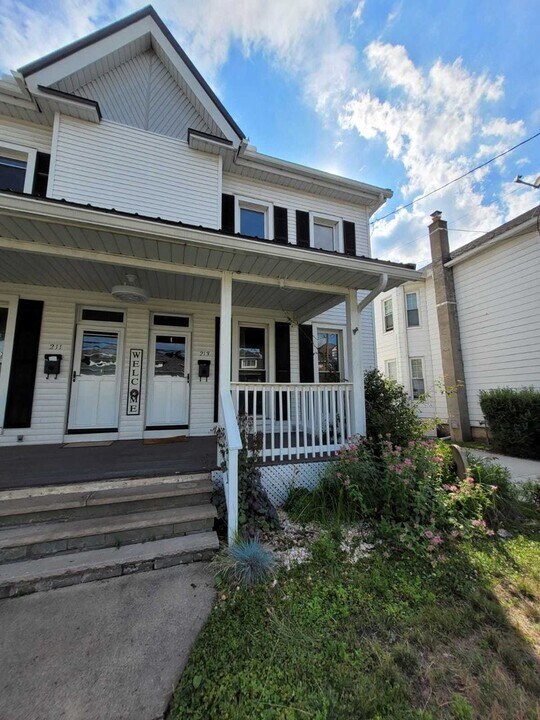 211-213 Montgomery Ave in West Pittston, PA - Building Photo