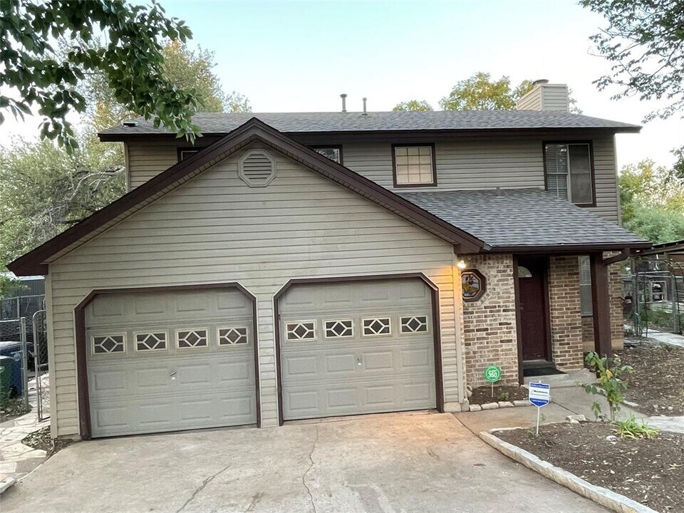 8306 Hanbridge Ln in Austin, TX - Building Photo