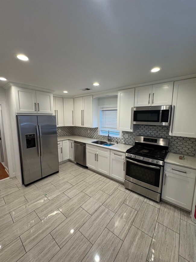 96 W 42nd St in Bayonne, NJ - Building Photo - Building Photo