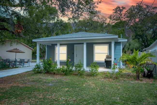 325 11th Ave E in Bradenton, FL - Foto de edificio - Building Photo