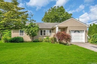 4 Cheshire Rd in Bethpage, NY - Building Photo