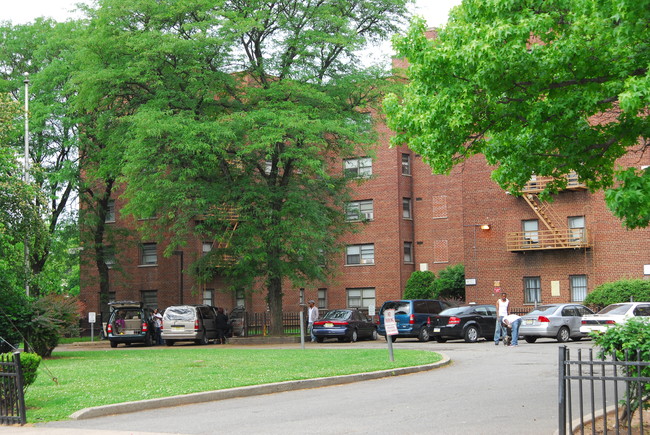 Oakwood Plaza Apartments in Elizabeth, NJ - Building Photo - Building Photo