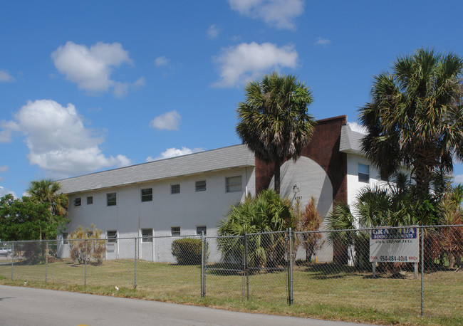 Granada Apartments in Lauderdale Lakes, FL - Building Photo - Building Photo