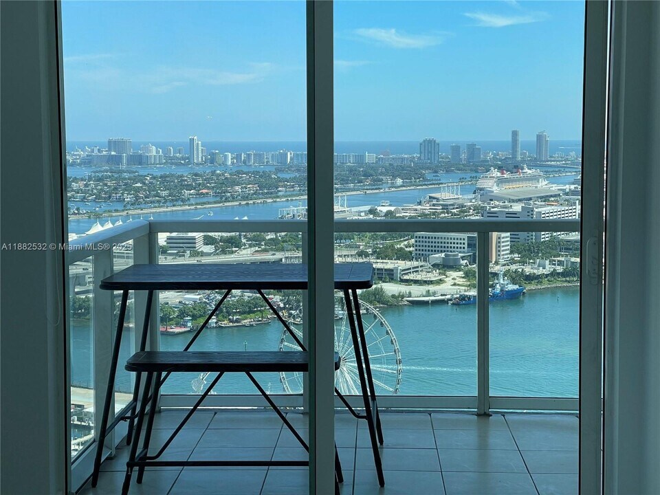 253 NE 2nd St in Miami, FL - Building Photo