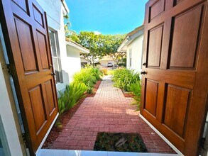 1944 Classic Dr in Coral Springs, FL - Building Photo - Building Photo