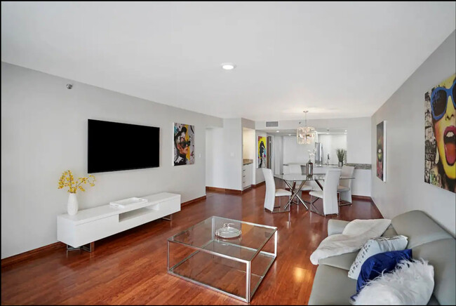 1717 N Bayshore Dr in Miami, FL - Building Photo - Building Photo