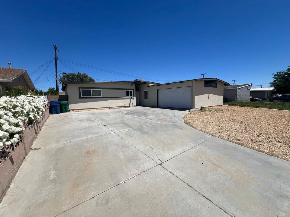 1127 Valiant St in Lancaster, CA - Building Photo