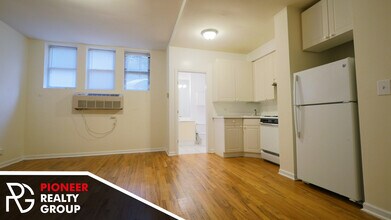 912 W Dakin St, Unit 917-110 in Chicago, IL - Building Photo - Building Photo