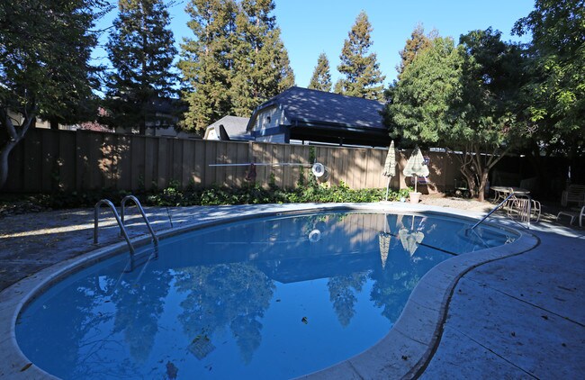 Villa Verde Apartments in Fremont, CA - Building Photo - Building Photo