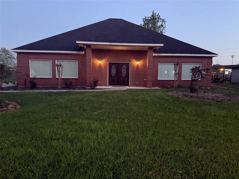 7806 12 Fairway Ln in Humble, TX - Building Photo
