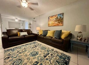 6703 Midnight Pass Rd, Unit 108 in Sarasota, FL - Foto de edificio - Building Photo