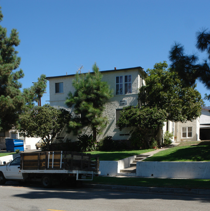 2383 Mira Vista Ave in Montrose, CA - Foto de edificio