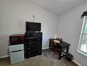 2325 Parrot Ln in Tallahassee, FL - Foto de edificio - Building Photo