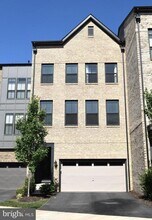 23079 Sullivans Cove Sq in Brambleton, VA - Building Photo - Building Photo