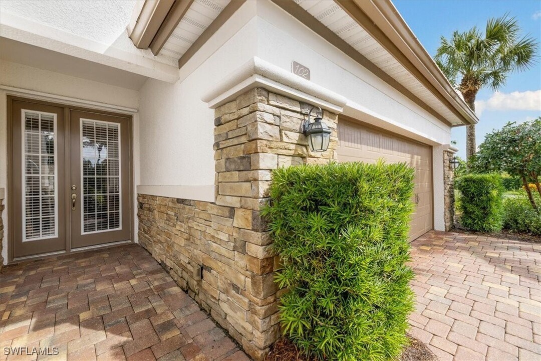 8051 Players Cove Dr in Naples, FL - Building Photo