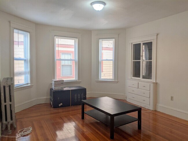 9 Cleveland St, Unit 3 in Somerville, MA - Building Photo - Building Photo
