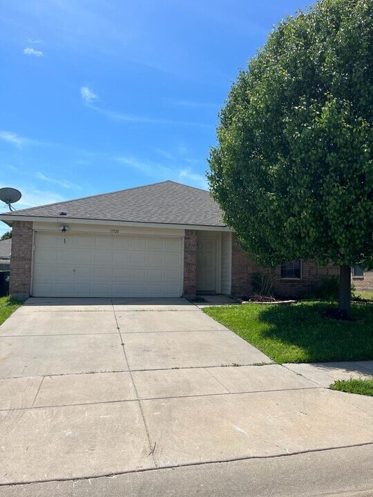 11928 Shine Ave in Rhome, TX - Building Photo