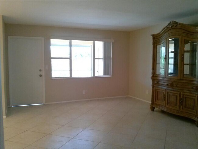 300 Layne Blvd, Unit 306 in Hallandale Beach, FL - Foto de edificio - Building Photo
