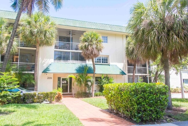 201 Galen Dr in Key Biscayne, FL - Building Photo - Building Photo