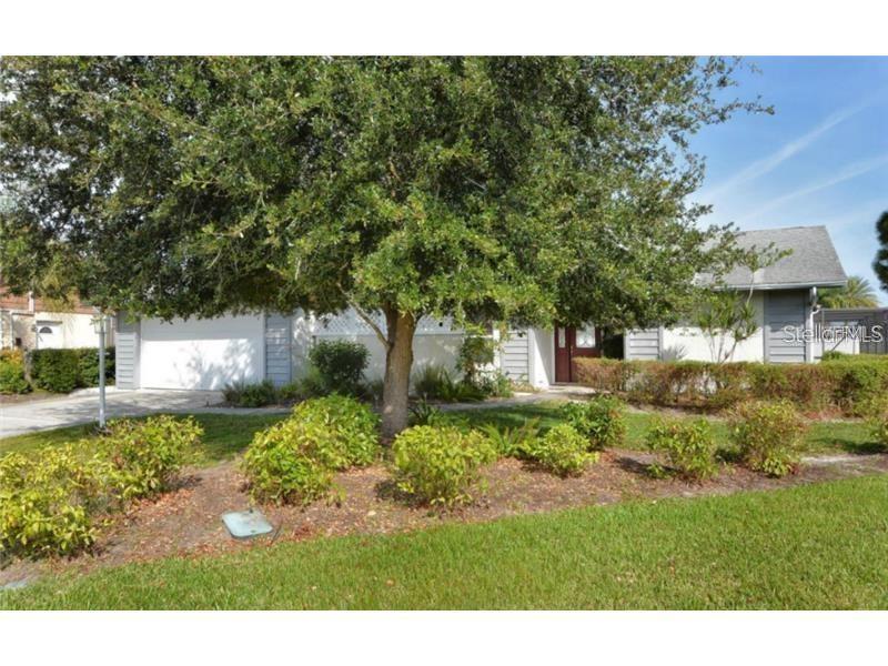 5325 Fox Run Way in Sarasota, FL - Building Photo