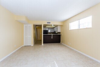 1022 Jack Calhoun Dr in Kissimmee, FL - Foto de edificio - Building Photo