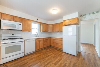 266 W Passaic Ave in Bloomfield, NJ - Building Photo - Building Photo