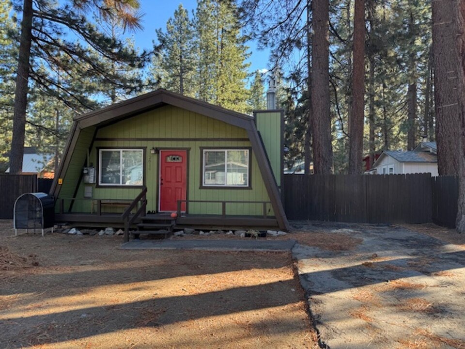 2614 Pinter Ave in South Lake Tahoe, CA - Building Photo