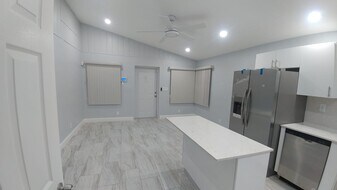 2239 Polk St in Hollywood, FL - Building Photo