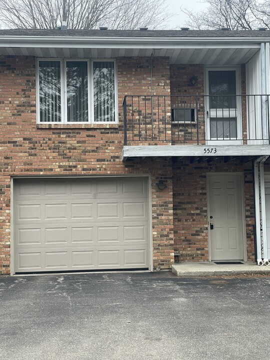 5587 Whispering Way, Unit 5587 in Loves Park, IL - Foto de edificio