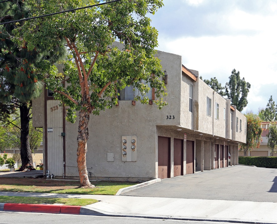 323 S Flower St in Orange, CA - Building Photo