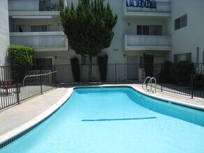 13820 Victory Blvd in Van Nuys, CA - Foto de edificio - Building Photo