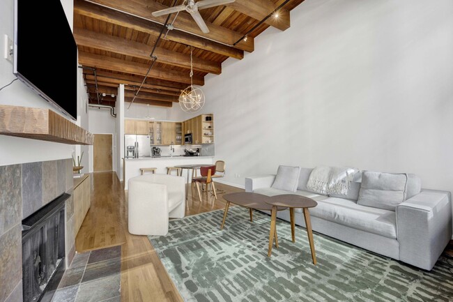 525 W Superior St in Chicago, IL - Building Photo - Building Photo