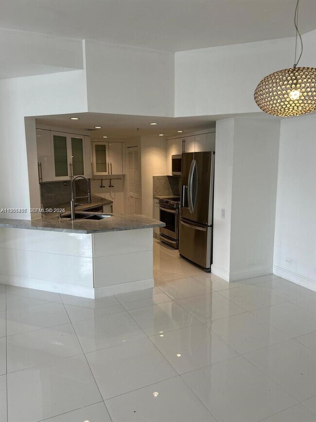 701 Brickell Key Blvd, Unit 202 in Miami, FL - Foto de edificio - Building Photo