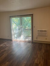 One bedroom apartment with balcony in Rockford, IL - Building Photo - Building Photo