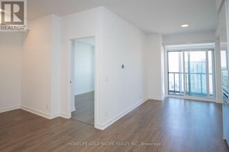 30 Upper Mall Wy in Vaughan, ON - Building Photo - Building Photo