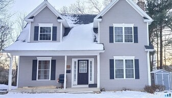 100 Beacon St in Bristol, CT - Building Photo